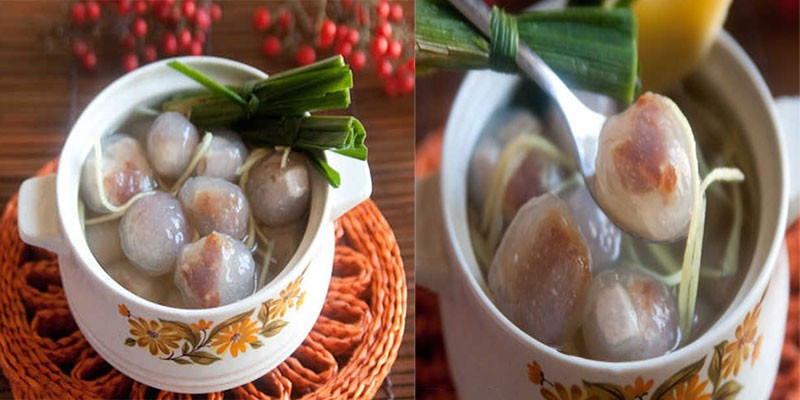 Tiếp đến là công đoạn sên nước đường. Đường phèn cho vào nồi đun lửa nhỏ, khi ngả sang màu vàng thì đổ thêm nước lọc. Đợi nước đường sôi, thả nhẹ từng viên bột vào. Khi viên bột chín sẽ trong và nổi lên, vớt bọt, trước khi tắt bếp cho một ít gừng vào. Ảnh: Triptoday.