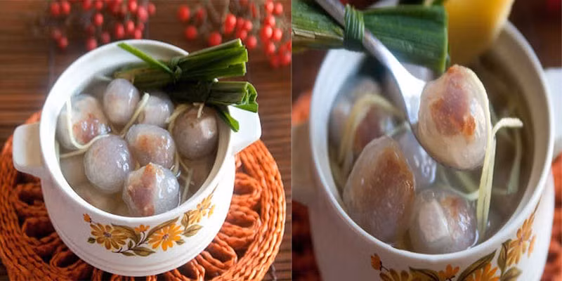 Tiếp đến là công đoạn sên nước đường. Đường phèn cho vào nồi đun lửa nhỏ, khi ngả sang màu vàng thì đổ thêm nước lọc. Đợi nước đường sôi, thả nhẹ từng viên bột vào. Khi viên bột chín sẽ trong và nổi lên, vớt bọt, trước khi tắt bếp cho một ít gừng vào. Ảnh: Triptoday.