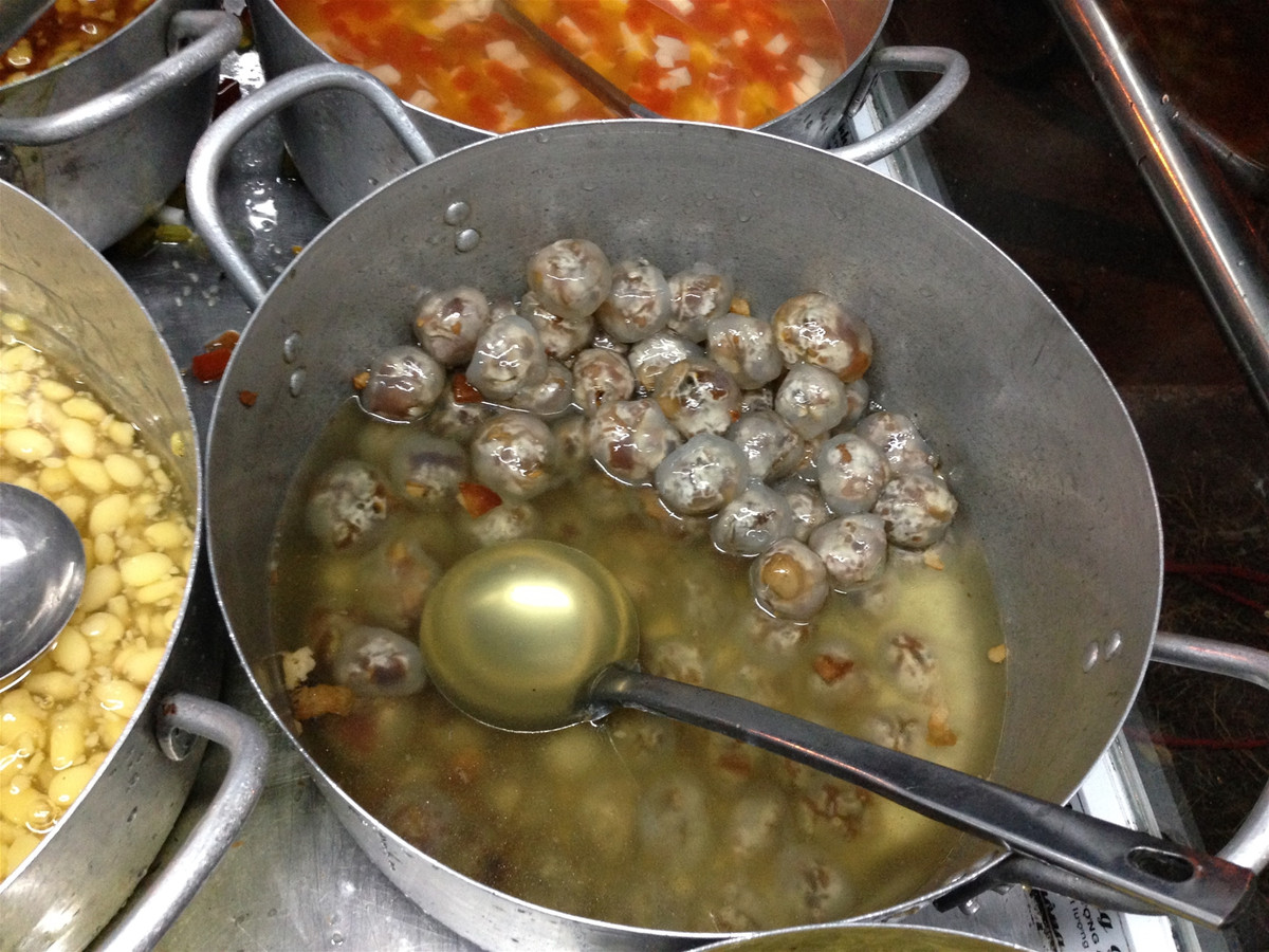 Hầu như ai đi Huế cũng đều ăn chè nhưng không phải ai cũng dám thử món chè bột lọc heo quay. Tuy nhiên, hương vị của loại chè này vô cùng thú vị, đặc biệt là với những ai thích trải nghiệm món mới lạ. Ảnh: Chudu24h.