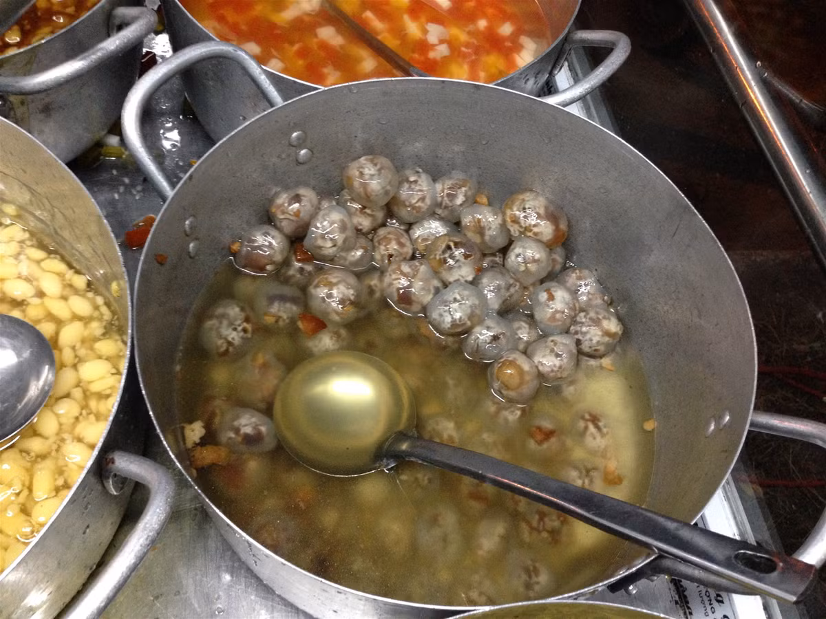 Hầu như ai đi Huế cũng đều ăn chè nhưng không phải ai cũng dám thử món chè bột lọc heo quay. Tuy nhiên, hương vị của loại chè này vô cùng thú vị, đặc biệt là với những ai thích trải nghiệm món mới lạ. Ảnh: Chudu24h.