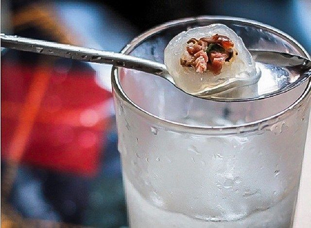 Với những người chưa từng thưởng thức sẽ không tránh khỏi việc thắc mắc giữa chuyện kết hợp món ngọt như chè với đồ mặn - thịt heo quay. Tuy nhiên, nếu can đảm nếm thử, bạn sẽ dễ "đổ gục" trước món chè độc đáo này. Ảnh: Internet.