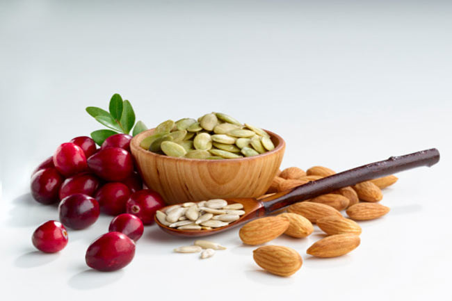 Chế độ ăn không hợp lí: Hãy đảm bảo chế độ ăn của bạn giàu vitamin A, vitamin B1, vitamin B6, vitamin C và vitamin D giúp da mềm mịn và khỏe mạnh. Chế độ ăn uống cân bằng là một trong những yếu tố quan trọng nhất để có được làn da khỏe mạnh.