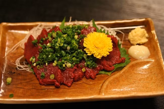 12. Basashi (Nhật Bản): Nhật Bản không chỉ nổi tiếng với các món hải sản tươi sống, trong đó có món thịt sống. Các món thịt sống của Nhật Bản có thể bao gồm thịt bò sống (Gyu Tataki) và thịt gà (toriwasa), nhưng phổ biến nhất là basashi (món thịt ngựa sống). Video "Chế biến món ngon từ nấm đông cô". Nguồn: VTC.