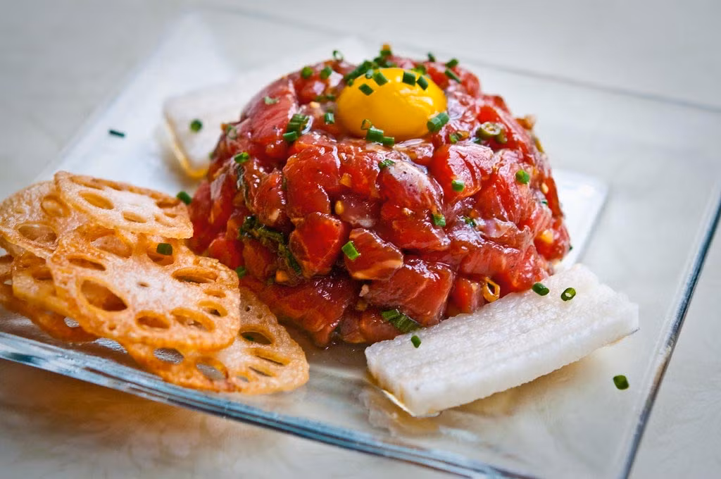 1. Yookhwe (Hàn Quốc): Hàn Quốc có một món ăn hoàn toàn sử dụng các thành phần từ thịt sống gọi là Yookhwe. Món đặc sản thịt sống này được làm từ thịt bò, trộn với nước tương và vừng, có thể được ăn kèm với trứng sống.