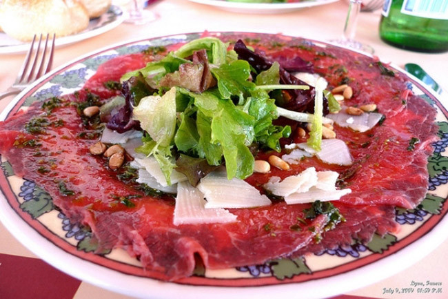 11. Thịt bò Carpaccio (Ý): Để chế biến món ăn này, người ta thái thịt bò sống thật mỏng (khoảng 1 mm) và rưới dầu oliu cùng một chút chanh, để vào tủ lạnh và lấy ra ăn thật lạnh. Carpaccio bò và carpaccio cá hồi là những dạng thường hay thấy nhất trong các nhà hàng ở Châu Âu, nhất là vào mùa hè vì khí hậu oi bức thích hợp với những món ăn nhẹ nhàng.