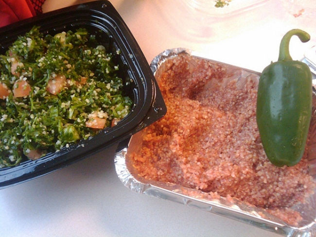 8. Kibbeh Nayyeh (Lebanon/Trung Đông): Kibbeh Nayyeh là một món ăn rất phổ biến ở khu vực Lebanon. Để chế biến món Kibbeh Nayyeh, thịt lợn nghiền được sử dụng và trộn với hành tây xắt nhỏ cùng với ớt xanh. Món ăn thông thường được nấu nhưng cũng có phiên bản người ta ăn thịt sống với bánh mì.