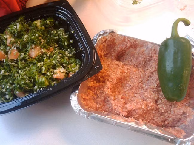 8. Kibbeh Nayyeh (Lebanon/Trung Đông): Kibbeh Nayyeh là một món ăn rất phổ biến ở khu vực Lebanon. Để chế biến món Kibbeh Nayyeh, thịt lợn nghiền được sử dụng và trộn với hành tây xắt nhỏ cùng với ớt xanh. Món ăn thông thường được nấu nhưng cũng có phiên bản người ta ăn thịt sống với bánh mì.