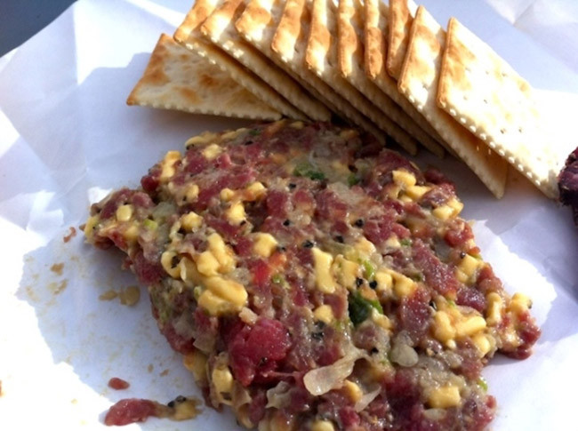 2. Parisa (Nam Texas, Mỹ): Parisa là sự kết hợp của thịt bò hoặc thịt nai sống, trộn với phô mai, hành tây xắt nhỏ và một số loại gia vị. Món ăn được tìm thấy trong cộng đồng Alsatian đã định cư ở Texas từ năm 1800.