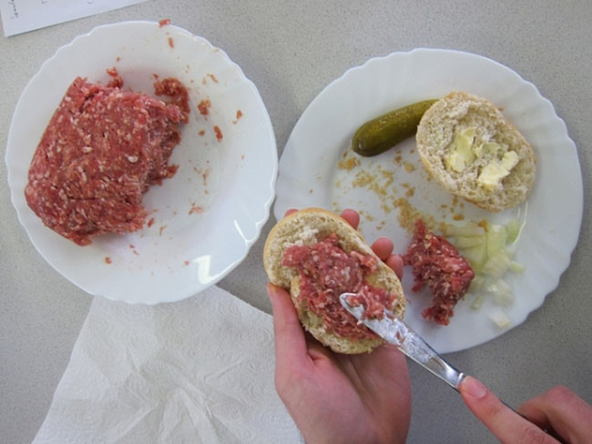 4. Mett (Đức): Người Đức có một món ăn từ thịt lợn sống tên là Mett. Để làm Mett, người ta băm nhỏ thịt lợn, thêm muối, hạt tiêu, tỏi và sau đó ép chặt nó thành một khối thịt lớn. Mett thường được ăn với bánh mì, bơ hoặc khoai tây chiên.