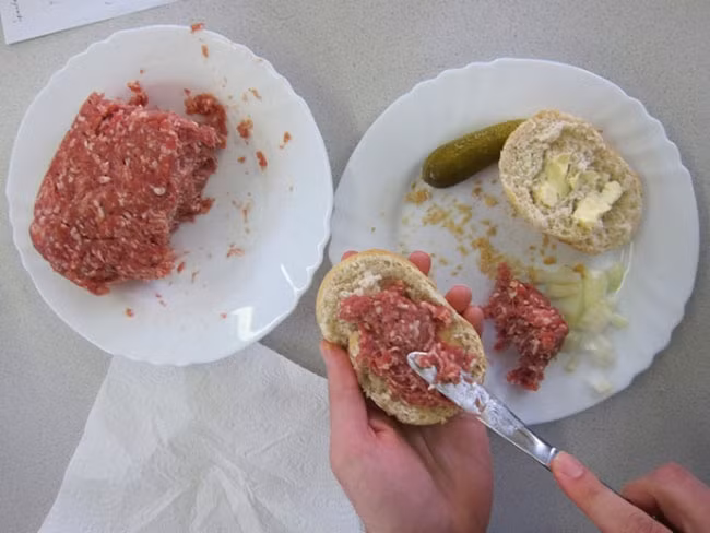 4. Mett (Đức): Người Đức có một món ăn từ thịt lợn sống tên là Mett. Để làm Mett, người ta băm nhỏ thịt lợn, thêm muối, hạt tiêu, tỏi và sau đó ép chặt nó thành một khối thịt lớn. Mett thường được ăn với bánh mì, bơ hoặc khoai tây chiên.