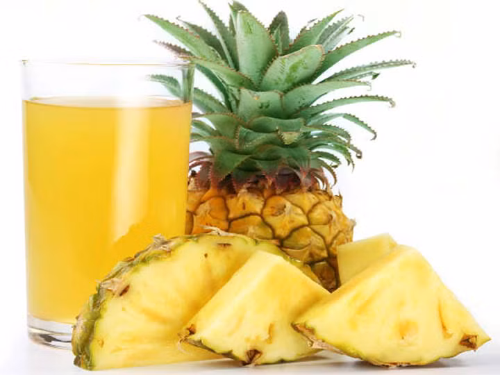 Nước dứa là một phương thuốc tuyệt vời để giảm mỡ bụng. Bromelain là một enzyme quan trọng có trong dứa sẽ làm mất đi chất béo dư thừa ở dạ dày. Thêm các phần dứa vào máy xay với 1/2 cốc nước, trộn đều và dùng nước giải khát này giảm cân một cách thường xuyên.