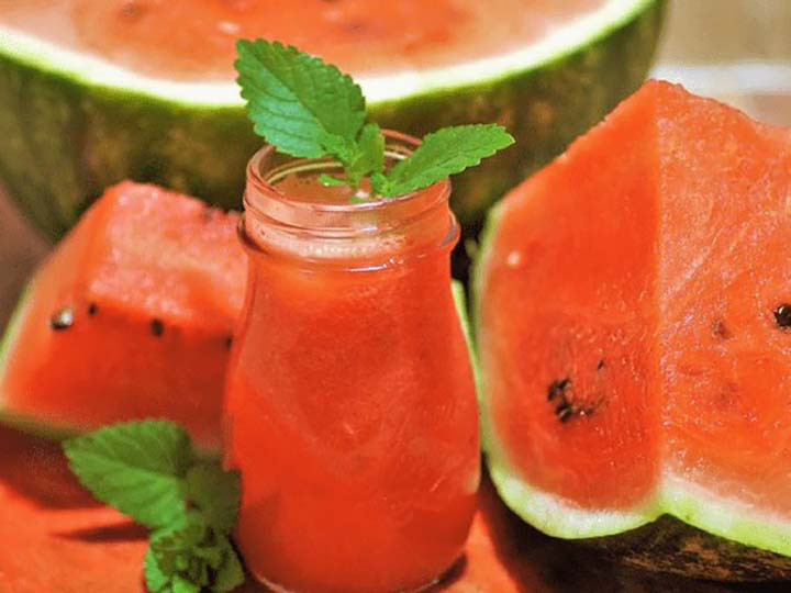 Nước ép dưa hấu và lá bạc hà: Lá bạc hà không chỉ làm tăng hương vị của thức uống còn giúp giảm cân. Dưa hấu chứa nhiều axit amin giúp đốt cháy chất béo. Sự kết hợp của bạc hà và dưa hấu có rất ít calo, rất hiệu quả trong việc thúc đẩy quá trình giảm cân.
