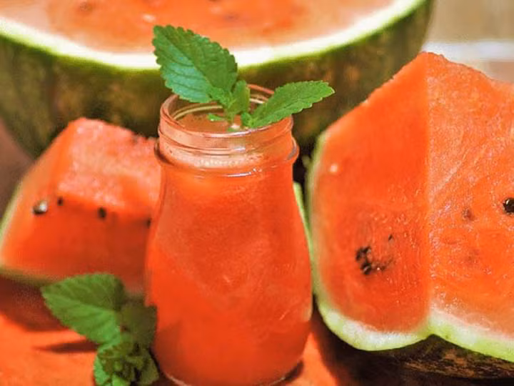 Nước ép dưa hấu và lá bạc hà: Lá bạc hà không chỉ làm tăng hương vị của thức uống còn giúp giảm cân. Dưa hấu chứa nhiều axit amin giúp đốt cháy chất béo. Sự kết hợp của bạc hà và dưa hấu có rất ít calo, rất hiệu quả trong việc thúc đẩy quá trình giảm cân.