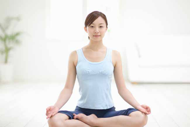 Tập yoga: Các liệu pháp thay thế như tập yoga, có thể giúp giải phóng khí ga trong ống tiêu hóa. Tư thế em bé, tư thế xả hơi, tư thế anh hùng nằm ngửa (supta vajrasana) và tư thế con công là những tư thế yoga giúp giải phóng hơi.