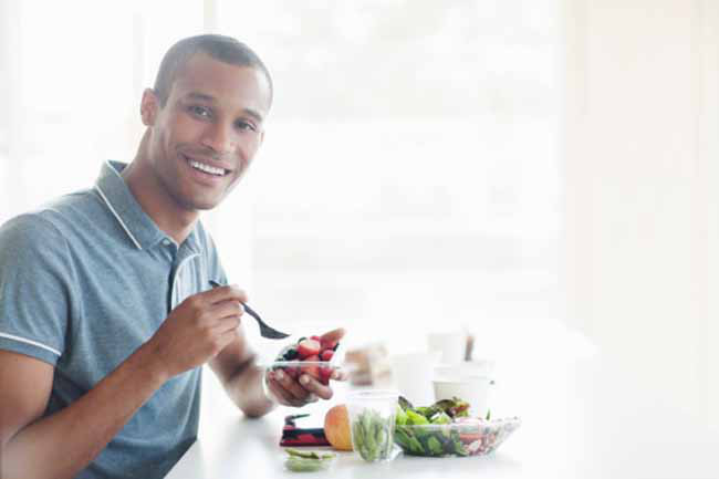 Ăn uống đúng cách: Khi bạn ăn uống đúng cách, bạn sẽ ít có khả năng bị đầy hơi hơn. Khoảng cách giữa các bữa ăn ít nhất nên là 3 tiếng. Hãy nhai kĩ và tránh nói chuyện khi đang nhai.