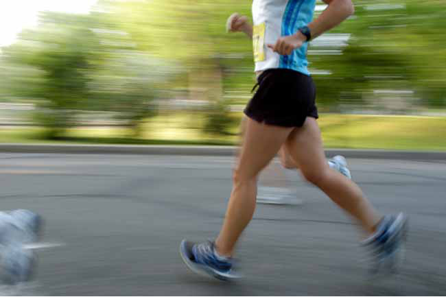 Đi bộ nhanh: Đi bộ nhanh đem lại nhiều lợi ích, trong đó có giảm đầy hơi. Đầy hơi là hậu quả của sự suy giảm chức năng tiêu hóa, và việc vận động có thể giúp giải phóng khí gas bị tắc trong ống tiêu hóa.