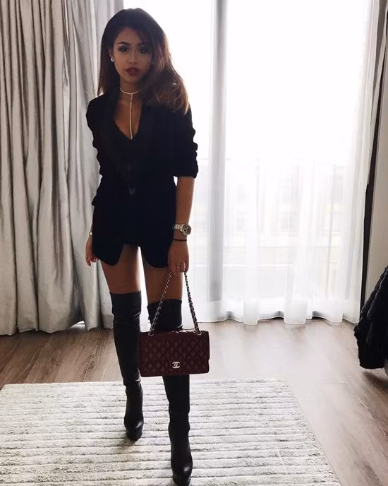 Thảo Tiên sở hữu vóc dáng cân đối, thường chụp ảnh khoe vai gầy cùng vòng eo thon gọn.