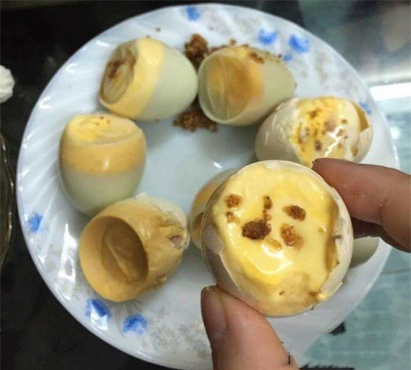 Trứng ung có giá rẻ bởi ít người ăn. Nhưng từ ngày có tin cho rằng ăn nhiều trứng ung sẽ sung mãn, nhiều chị em phụ nữ lại quyết định mua trứng ung về cho chồng bồi dưỡng. Ảnh: Vietnammoi.