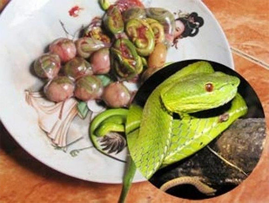 Bào thai rắn, chuột: Bào thai động vật, hay hà nàm, là thứ "thần dược" cường dương nổi tiếng được nhiều người săn lùng. Thứ hà nàm phổ biến hơn cả là hà nàm chuột và rắn. Trứng rắn và bào thai rắn còn nguyên màng nhầy được lấy "tươi" ngay khi vừa mổ thịt rắn mẹ, chỉ cần nhúng qua nước lẩu, còn chưa cần chín đã được các quý ông đưa vào miệng. Ảnh: Internet