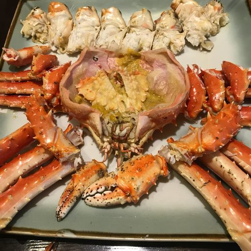 Món cua chứa nhiều canxi, đạm, gạch và trứng nên rất tốt cho sức khỏe. Khi thưởng thức miếng thịt cua, vị ngọt thanh lan tỏa khắp đầu lưỡi khiến bạn càng ăn càng mê.