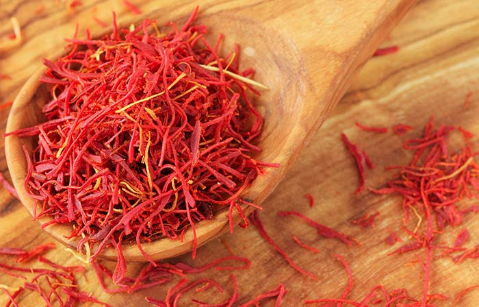 Saffron (nhụy hoa nghệ tây): Đây có thể là một trong những loại gia vị đắt nhất nhưng saffron cũng được biết đến rộng rãi với tác dụng làm đẹp da. Chính vì vậy, saffron được thêm vào nhiều công thức làm đẹp khác nhau.