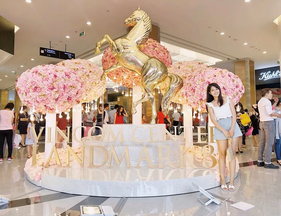 Khi đi chơi, Kiều Trinh diện áo hai dây cùng váy ngắn trẻ trung khoe chân dài