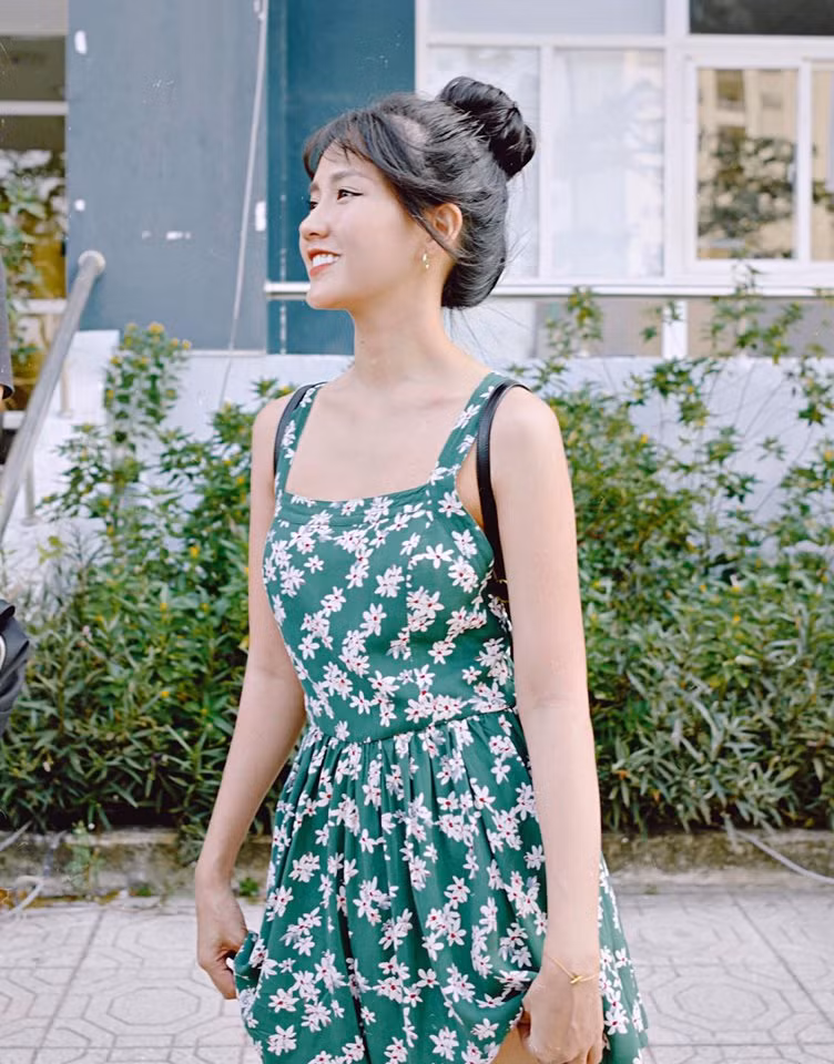 Áo váy hai dây, quần short, váy ngắn...là những trang phục táo bạo của cô nàng.