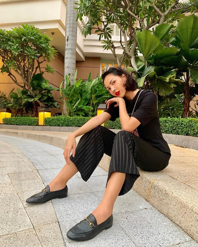 Hai người đẹp đều lựa chọn áo thun họa tiết phối với quần suông kẻ ô trong những bức hình streetstyle.