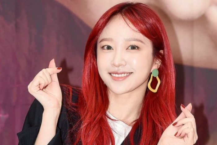 Hani (EXID) khiến người hâm mộ sững sờ với mái tóc đỏ khi quay trở lại với “Re:Flower”. 