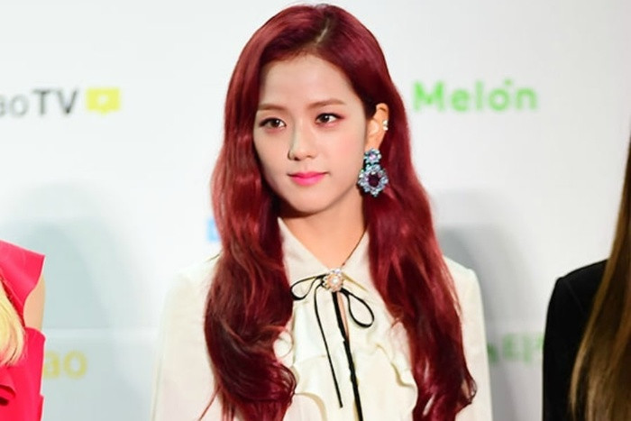 Jisoo (BLACKPINK) thường để màu tóc tối nhưng khi nhuộm tóc đỏ, cô ấy cũng cực xinh. Ảnh: Soompi.