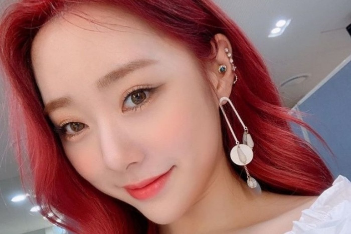 Yeonjung (WJSN) là một trong những mỹ nhân Hàn nhuộm tóc đỏ xinh đẹp không kém nàng tiên cá.