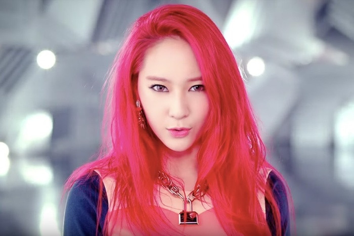 Krystal - f(x) từng nhuộm tóc đỏ rực rỡ trong MV “Rum Rum Pum Pum Pum”.