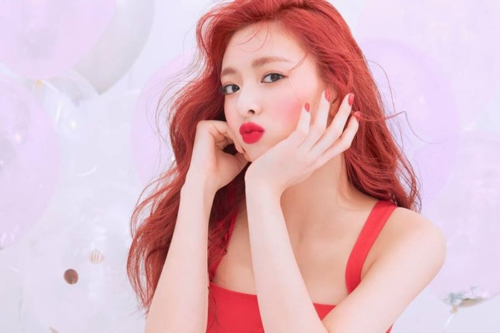Yuna (ITZY) ra mắt với màu tóc đỏ rực rỡ, được fan hâm mộ ví cô như nàng tiên cá và đặt biệt danh là Ariel.