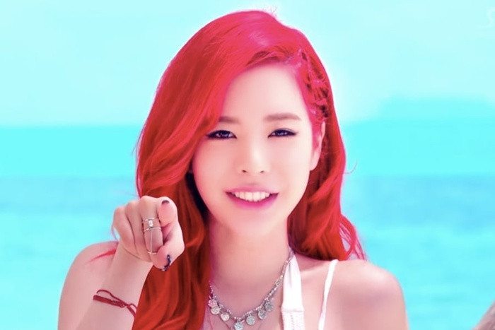 Sunny (Girls’ Generation) gây bất ngờ khi xuất hiện với mái tóc đỏ rực rỡ trong video âm nhạc “Party Party” của Girls’ Generation.
