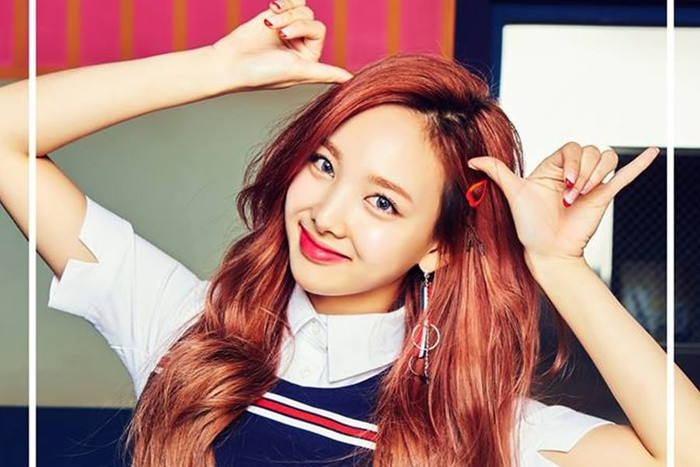 Nayeon (TWICE): Nayeon cũng thử mái tóc đỏ khi quảng bá album “Signal” vào năm 2017. Mái tóc đỏ rất phù hợp với vẻ đáng yêu và tươi sáng của cô nàng.