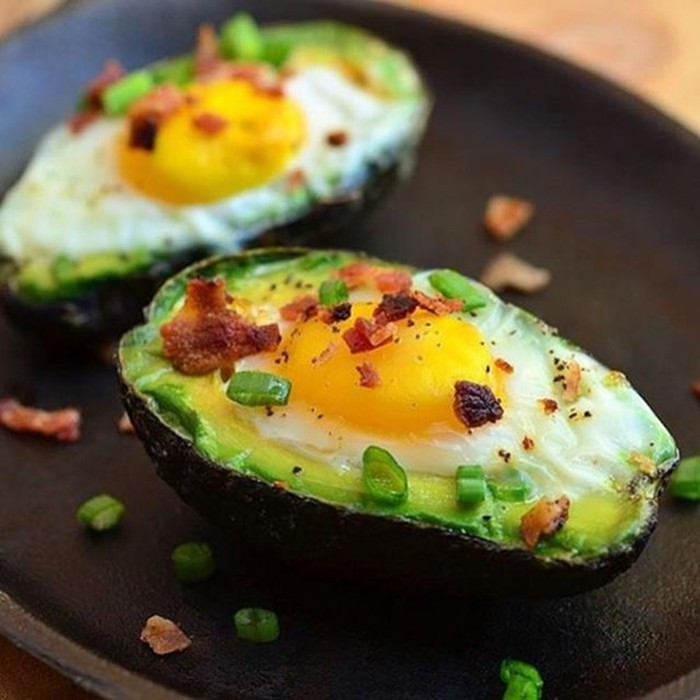 Bơ nhồi trứng: Nếu bạn đang tìm kiếm những bữa ăn sáng bổ dưỡng hơn, hãy thử kết hợp bơ vào các món ăn. Bạn có thể đập một quả trứng vào nửa quả bơ rồi cho vào nướng trong 15-20 phút ở nhiệt độ 220 độ C cho đến khi lòng trắng trứng chín.