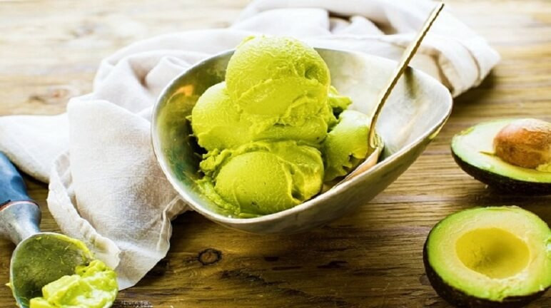 Kem bơ: Chỉ với 2-3 quả bơ sáp, 1 hộp sữa chua, 200ml kem tươi, 150g đường bột và 1 gói hạt lạc hoặc hạt điều rang sẽ cho bạn món kem mát lạnh, thơm ngậy và vô cùng bổ dưỡng. Cách làm: Kem tươi đánh thật bông rồi trộn đều với hỗn hợp bơ xay nhuyễn, lạc rang/hạt điều đã giã nhỏ, sau đó dùng giấy bạc để bọc kín hỗn hợp lại, cho vào ngăn đông của tủ lạnh qua một đêm là đã có món kem bơ ngon tuyệt. Ảnh: Internet.