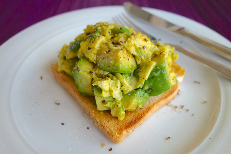 Trứng cuộn bơ: Nếu bạn muốn cho một món ăn buổi sáng đầy đặn dinh dưỡng, hãy kết hợp một ít bơ vào món trứng cuộn. Đơn giản chỉ cần thêm bơ thái hạt lựu vào trứng rồi rán trên chảo. Nếu bạn thích ăn bơ tươi hơn, hãy thêm nó sau khi trứng chín và tắt bếp. Hoàn thành món ăn bằng cách phủ lên trên với một ít phô mai vụn và nêm muối và hạt tiêu cho vừa ăn.