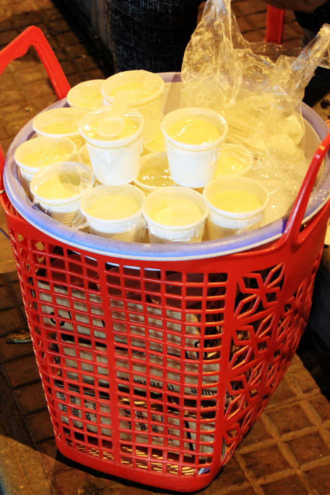 Yaourt (sữa chua): 1 cốc yaourt sánh mịn hòa quyện cùng hương vị thanh, ngọt, béo béo với giá cực rẻ sẽ làm hài lòng dạ dày của bạn. Ảnh: Internet.