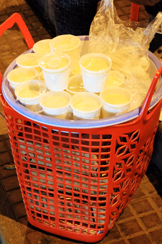 Yaourt (sữa chua): 1 cốc yaourt sánh mịn hòa quyện cùng hương vị thanh, ngọt, béo béo với giá cực rẻ sẽ làm hài lòng dạ dày của bạn. Ảnh: Internet.