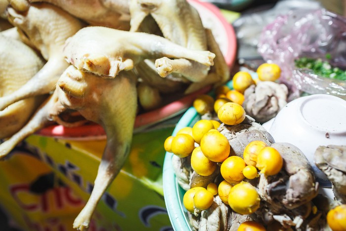 Ngoài ra, bạn cũng có thể thưởng thức những món ăn no khác như cháo gà, bánh canh gà, gà luộc, trứng gà non...Ảnh: Zing.