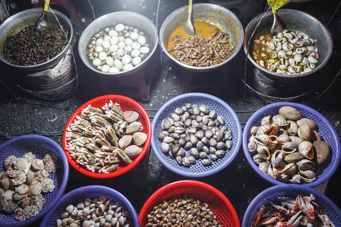 Rất nhiều loại ốc cho du khách thoải mái lựa chọn, đến đây bạn chỉ cần lựa chọn loại ốc mình thích rồi ngồi chờ để thưởng thức thôi. Sau đó, chủ quán sẽ chế biến theo nhiều cách khác nhau để bạn thưởng thức. Ảnh: Zing.