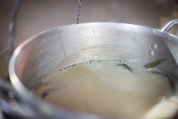 Ngoài ra, không thể không kể đến một trong những thức uống đặc trưng của xứ Đà Lạt là sữa đậu nành nóng, đặc biệt được khách yêu thích. Nhâm nhi ly sữa trong tiết trời lạnh, vừa tán dóc với bạn bè là điều tuyệt vời đối với nhiều người. Giá một ly sữa nhỏ là 5.000 đồng. Ảnh: Zing.