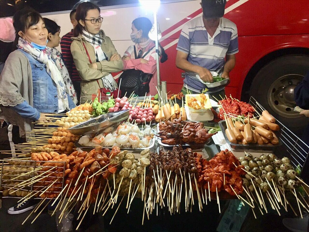 Xiên nướng: Một bữa tiệc nướng với những xiên thịt gà, bò, heo, xiên trứng cút, xiên hồ lô, xiên há cảo, xiên xúc xích,…giữa cái lạnh se của Đà Lạt quả là một lựa chọn hoàn hảo. Ảnh: Lao động.