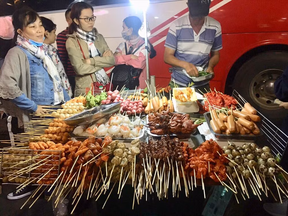 Xiên nướng: Một bữa tiệc nướng với những xiên thịt gà, bò, heo, xiên trứng cút, xiên hồ lô, xiên há cảo, xiên xúc xích,…giữa cái lạnh se của Đà Lạt quả là một lựa chọn hoàn hảo. Ảnh: Lao động.