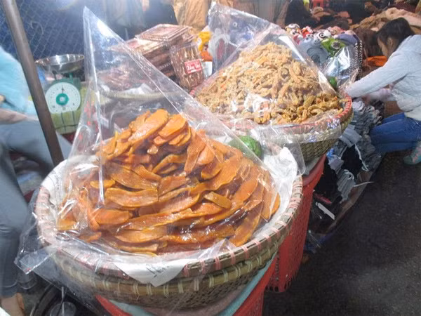 Ngoài các đồ ăn nóng, tại chợ đêm Đà Lạt cũng bày bán khá nhiều các loại bánh kẹo, mứt.. Du khách có thể mua ăn trực tiếp hoặc mua về làm quà cho người thân, như khoai lang dẻo. Ảnh: Gia Đình &amp; Xã Hội.