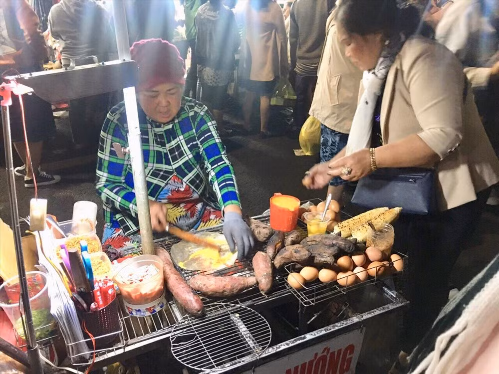 Bên cạnh bánh tráng nướng, ngô, khoai và trứng nướng cũng là những món ăn hút khách tại chợ đêm Đà Lạt. Ảnh: Lao động.