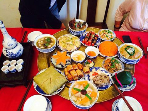 Một mâm cỗ ngày Tết của người Hà Nội xưa để cúng tổ tiên trong đêm 30 Tết và dịp đầu năm mới ít nhất cũng phải có 4 bát, 8 đĩa với các món ăn đặc trưng.