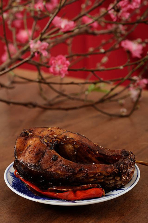 Tết xưa Hà Nội còn đậm đà và đặc biệt nhờ món cá trắm kho. Có thể nói cá trắm kho là một trong những món ăn tạo nên điểm riêng biệt, khó lẫn của người Hà Nội với người dân ở các tỉnh khác khi đón Tết.