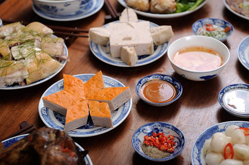 Trong mâm cơm ngày Tết của người Hà Nội, đĩa giò chả luôn được đặt ở vị trí trung tâm. Một món ăn đơn giản, không phức tạp nhưng gửi gắm vào đó hy vọng trong ấm ngoài êm, phúc lộc đầy nhà.